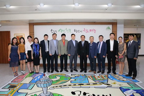 Đoàn công tác của Tổng cục Du lịch chụp ảnh lưu niệm với Chính quyền Thành phố Daegu 